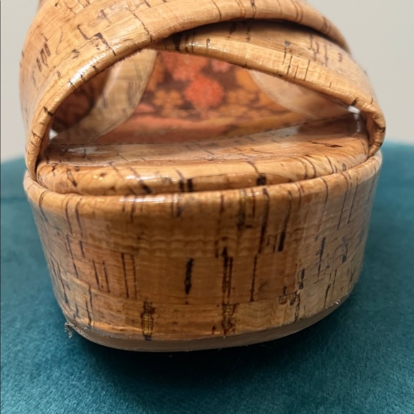 Korks Women's Tan Platform Sandals. Size 8 - Picture 15 of 16